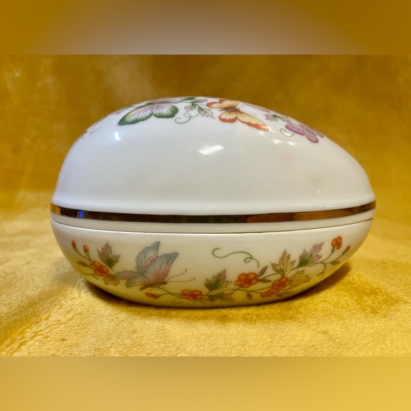 Avon Butterfly Fantasy Porcelain Egg 1979 - Picture 7 of 7